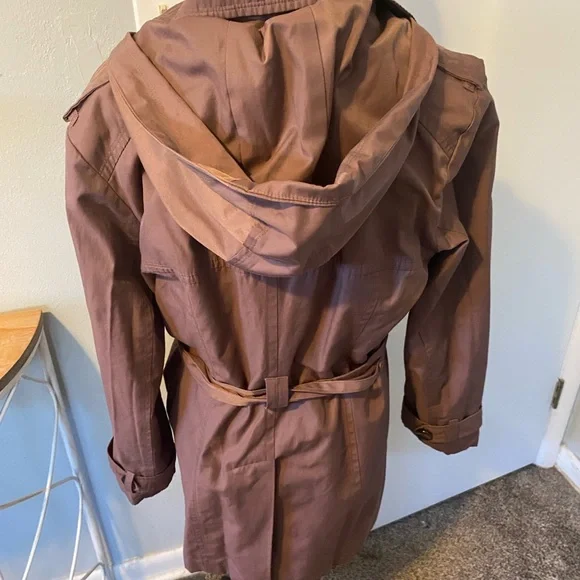 Woman’s London fog belted trench coat-size large - Picture 3 of 10